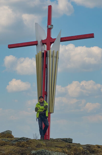 3_mental-peak_joachim_hoitsch Mental-Trainer Joachim Hoitsch vor dem Gipfelkreuz.